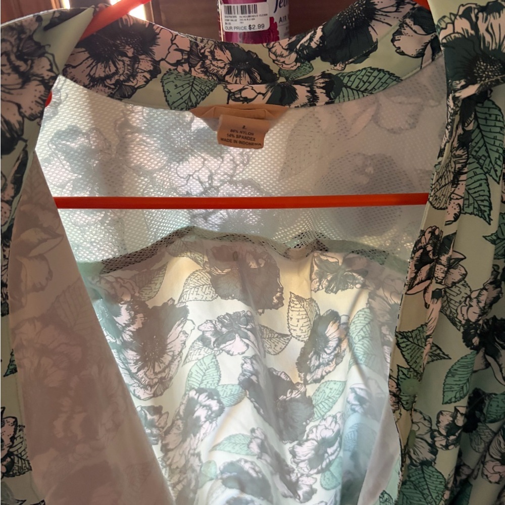Duluth Trading Co Green and White Floral Top - Picture 5 of 9